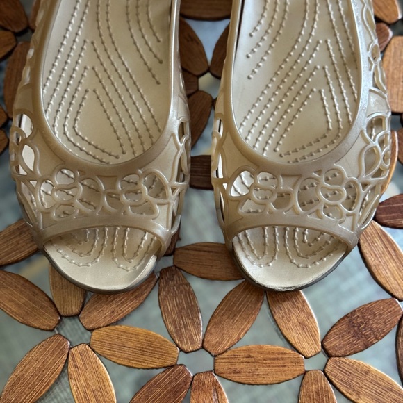 Crocs Isabella Jelly Flat: Peep-Toe Style with Gemlitetranslucent Uppers - Picture 6 of 13